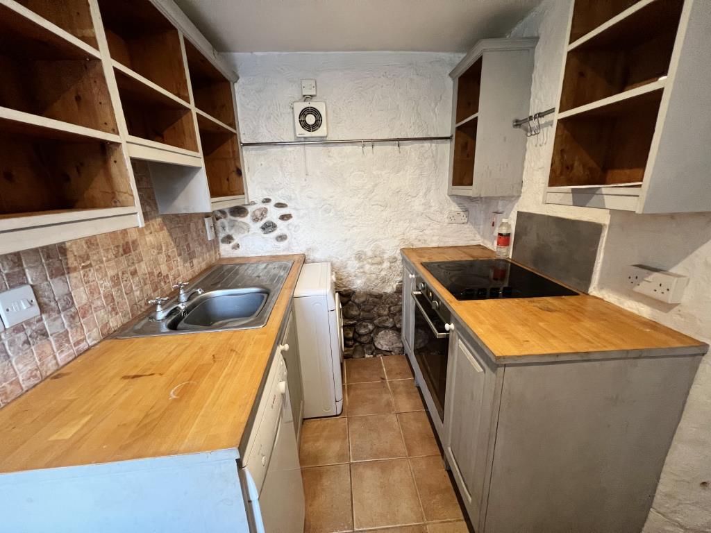 Lot: 107 - UNIQUE DETACHED ONE-BEDROOM TOLL HOUSE -